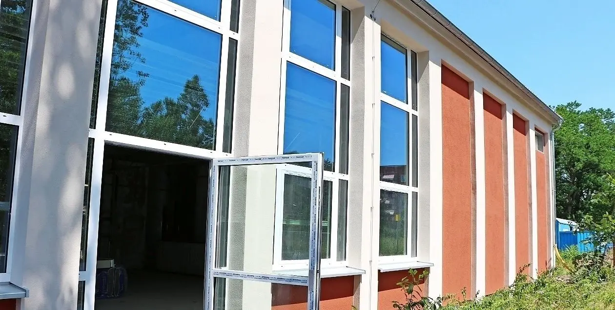 Die Fassade der Aula strahlt wieder in einem kräftigen Rot. So hatte die Oberschule im WK I bereits in den späten 1950er-Jahren einmal ausgesehen.