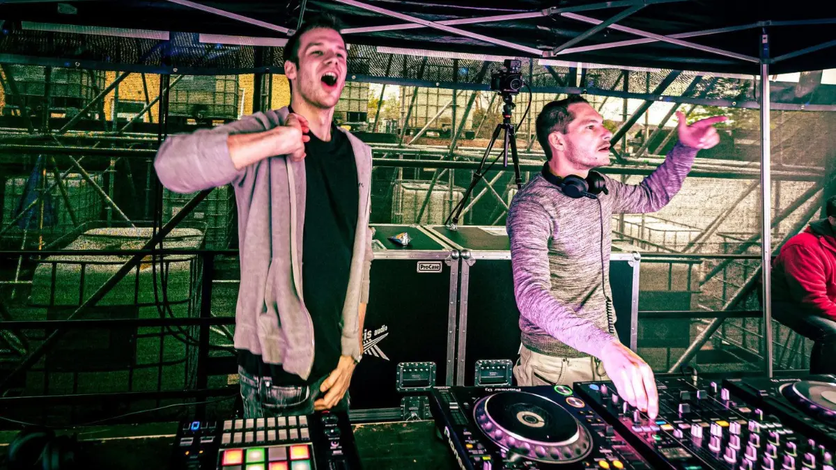 Das DJ-Duo Gestört aber Geil trat am Sonntag am Kiebitz-See in Falkenberg auf. Das Foto zeigt die beiden DJs („Wohin willst du“) bei ihrem Auftritt beim Lausitzer Autokinofestival im Cottbuser Lausitz Park im Mai. (Archivfoto)
15.05.2021, Brandenburg, Cottbus: Gestört aber Geil treten beim Lausitzer Autokinofestival im Cottbuser LausitzPark auf. 200 Fahrzeuge und ihre Insassen sind zu Besuch - damit ist die Veranstaltung ausverkauft. Einige Zaungäste versammeln sich auf dem benachbarten Parkplatz.
Foto: Frank Hammerschmidt