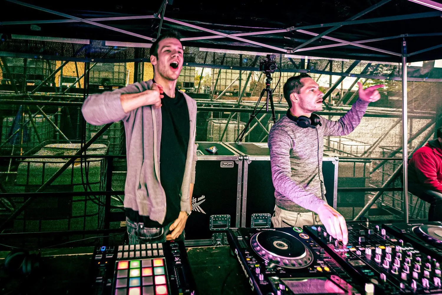 Das DJ-Duo Gestört aber Geil trat am Sonntag am Kiebitz-See in Falkenberg auf. Das Foto zeigt die beiden DJs („Wohin willst du“) bei ihrem Auftritt beim Lausitzer Autokinofestival im Cottbuser Lausitz Park im Mai. (Archivfoto)