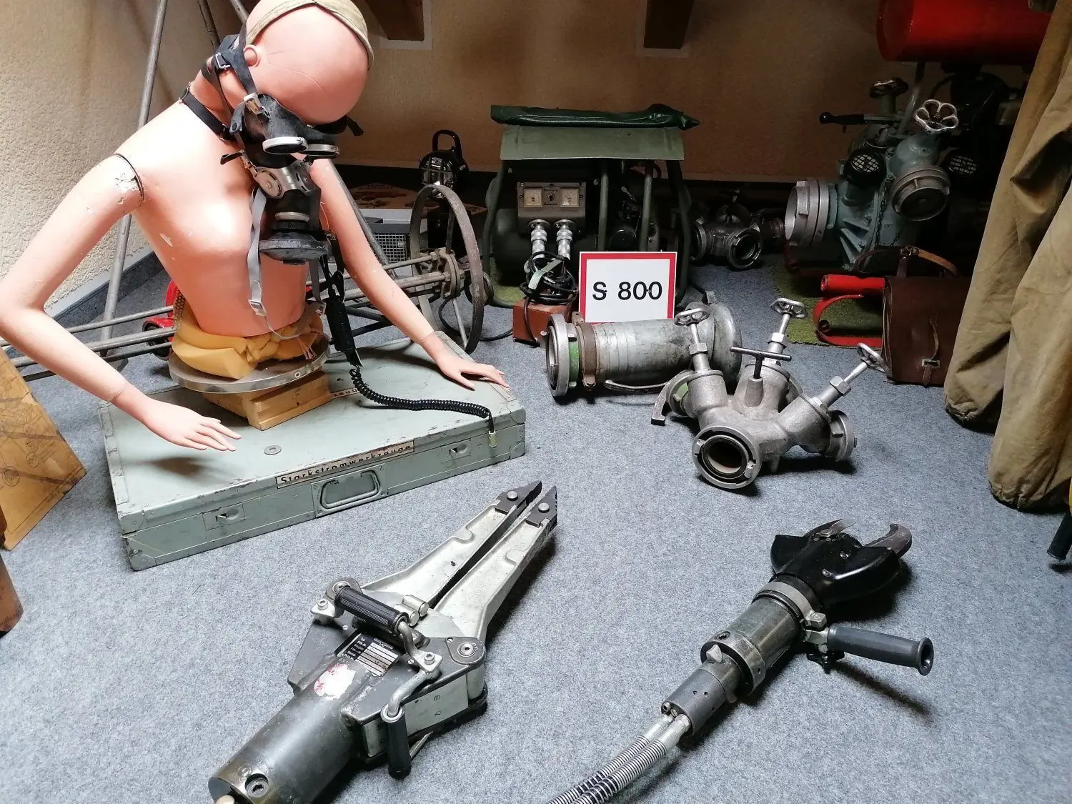 Ausrangiertes Gerät im Traditionszimmer der Plessaer Feuerwehr. Hier sieht der Nachwuchs, womit die Aktiven einst im Einsatz gewesen sind.