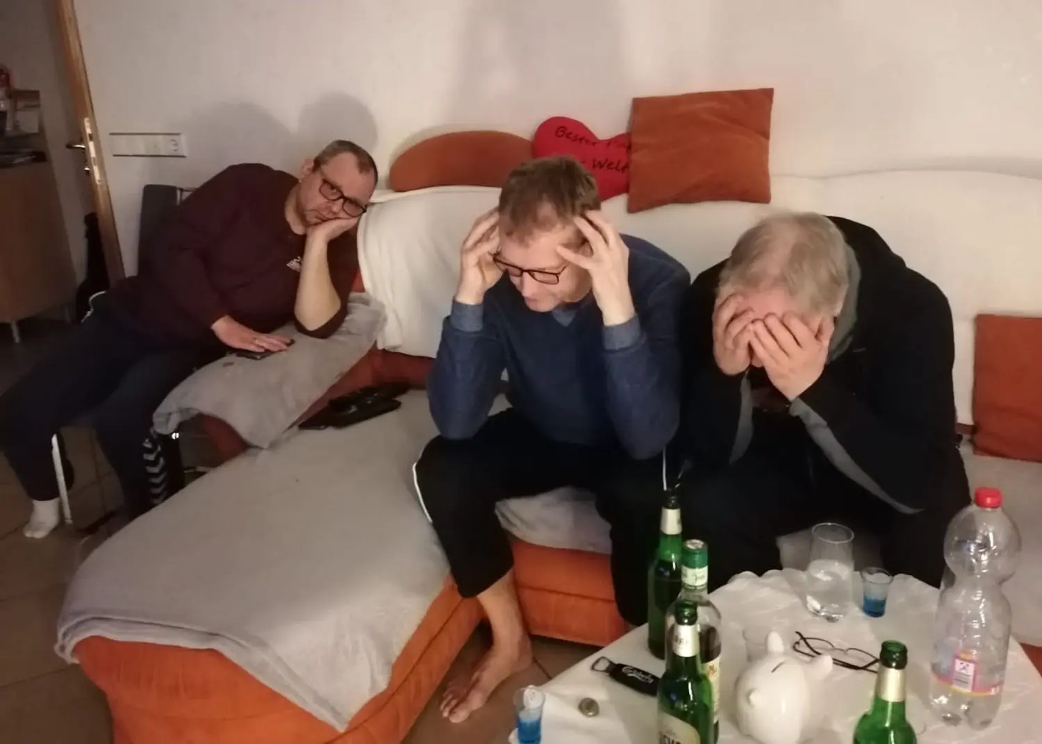 Fassungslos nach dem desolaten Spiel der deutschen Handballer gegen die Österreicher: Göran Sehring (v.l.), Frank Holling und Steffen Melzer im Wohnzimmer in Maasdorf.