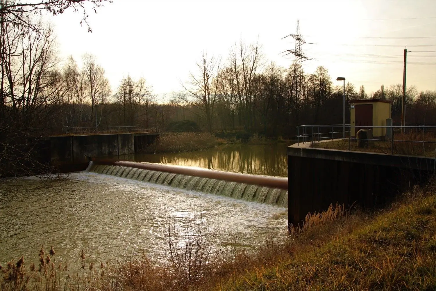 Das Schlauchwehr in Trattendorf wurde im Jahr 2000 errichtet und kann 2021 wieder weg.