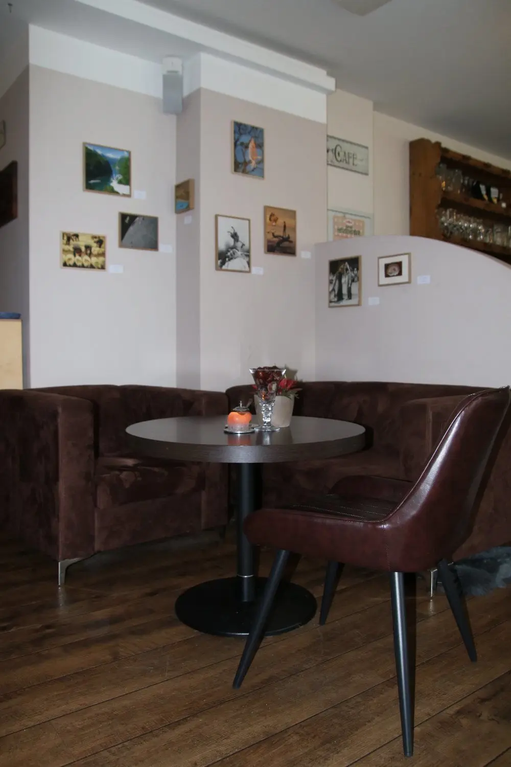 Eine Kunstausstellung mit Bildern des Leipzigers Alan Biehlig ist seit Oktober im Café Anders zu sehen.