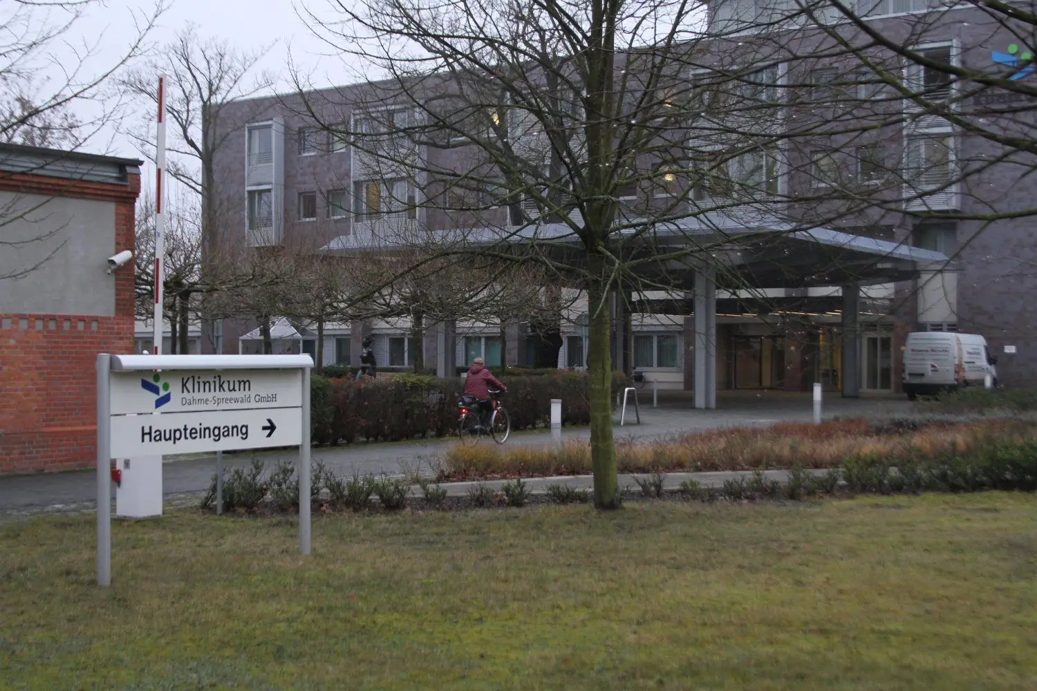 Zwei Corona-Patienten aus Dahme-Spreewald müssen intensivmedizinisch behandelt werden. An welchem Krankenhaus, sagte der Landkreis Dahme-Spreewald nicht. Doch an der Spreewaldklinik in Lübben gibt es inzwischen auch Testmöglichkeiten in begründeten Verdachtsfällen.