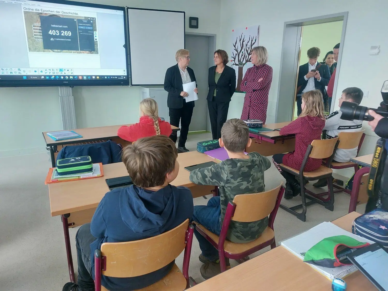 Brandenburgs Bildungsministerin Britta Ernst (SPD, 2.v.l.)) besuchte die fertig sanierten Klassenräume und tauschte sich mit Direktorin Christiane Zeiger (l.) sowie Schülerinnen und Schülern der Grund- und Oberschule aus.