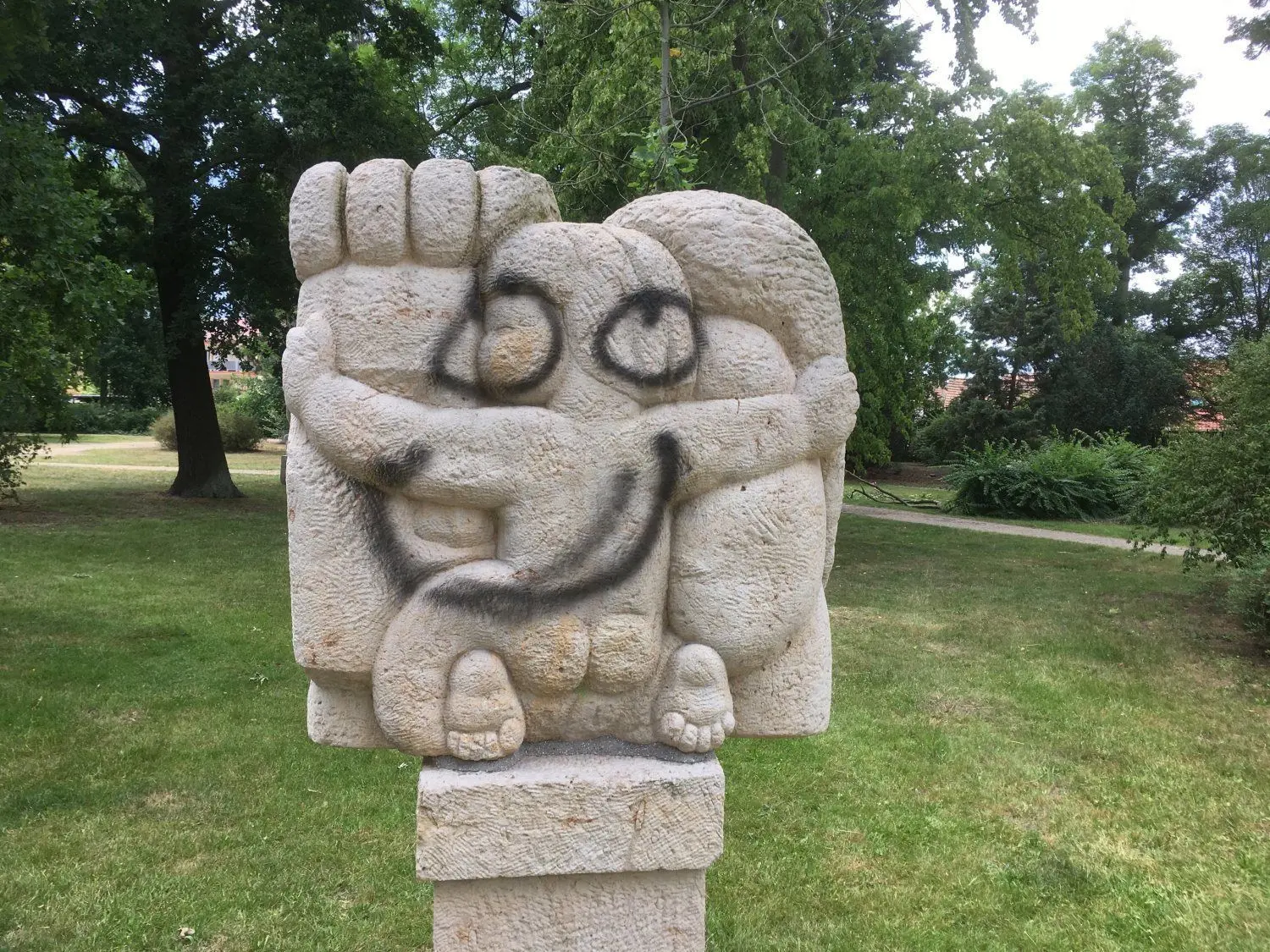 Eine weitere beschmierte Skulptur im Jürgen-von-Woyski-Park: „Familienglück“ von Elmira Gussejnowa