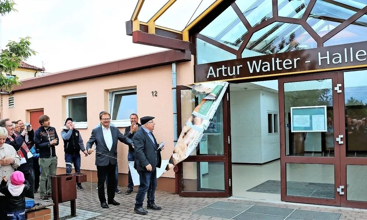 Es ist vollbracht: Viel Beifall gab es für die Namensgebung Artur Walter.