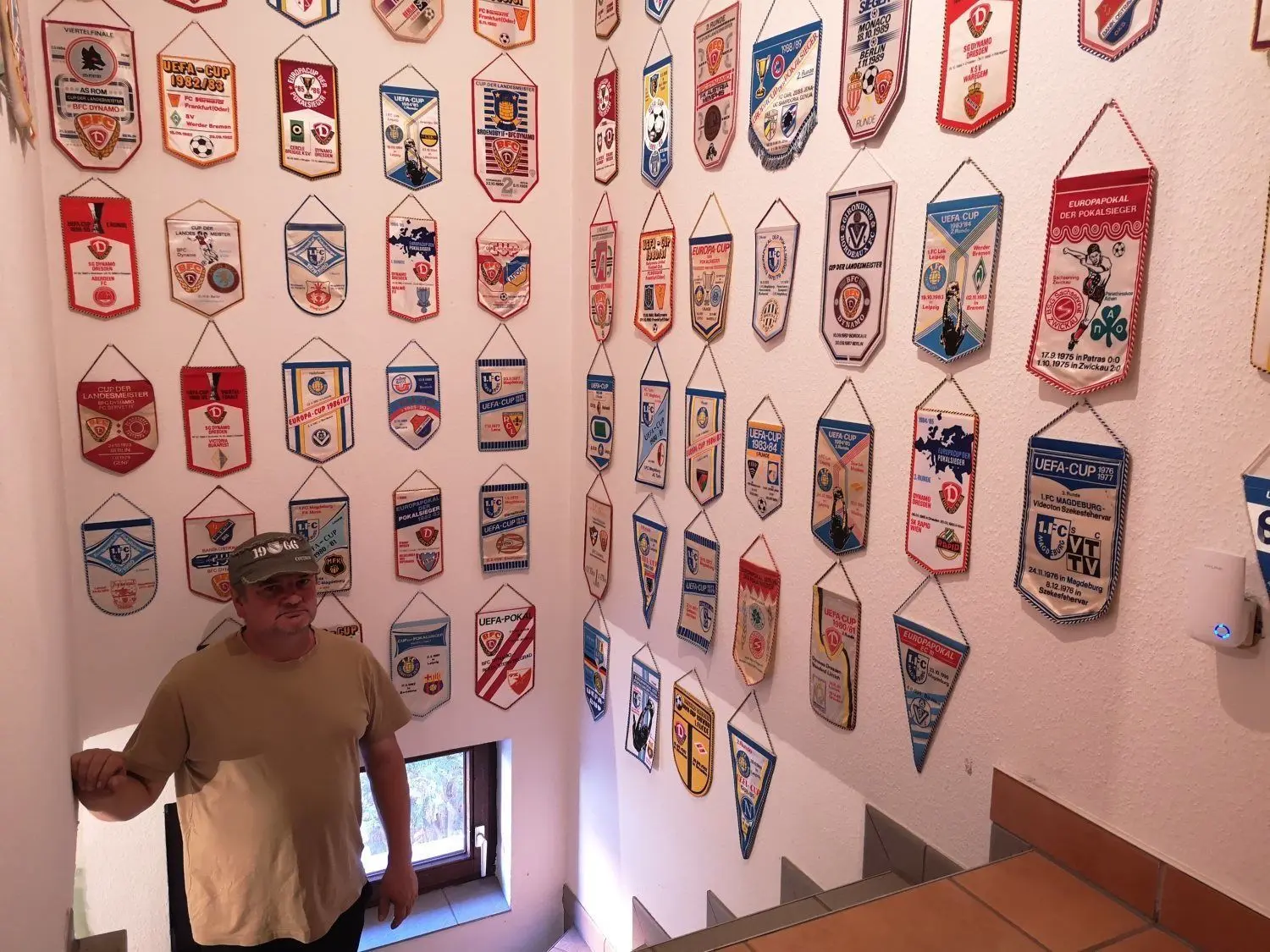 Es ist der Aufgang zu seinem ganz persönlichen Fußball-Tempel: Vor etwa 20 Jahren baute der Neuendorfer Maik Hengmith seine Scheune aus, um alle Programmhefte, Wimpel, Trikots, Schals und Poster, die sich in vielen Jahren angesammelt haben, ordentlich zu verstauen.