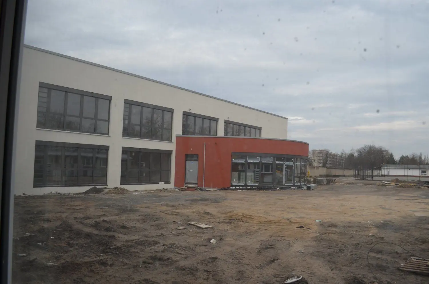 Blick auf die Rückseite der Schule mit der neuen Caféteria.