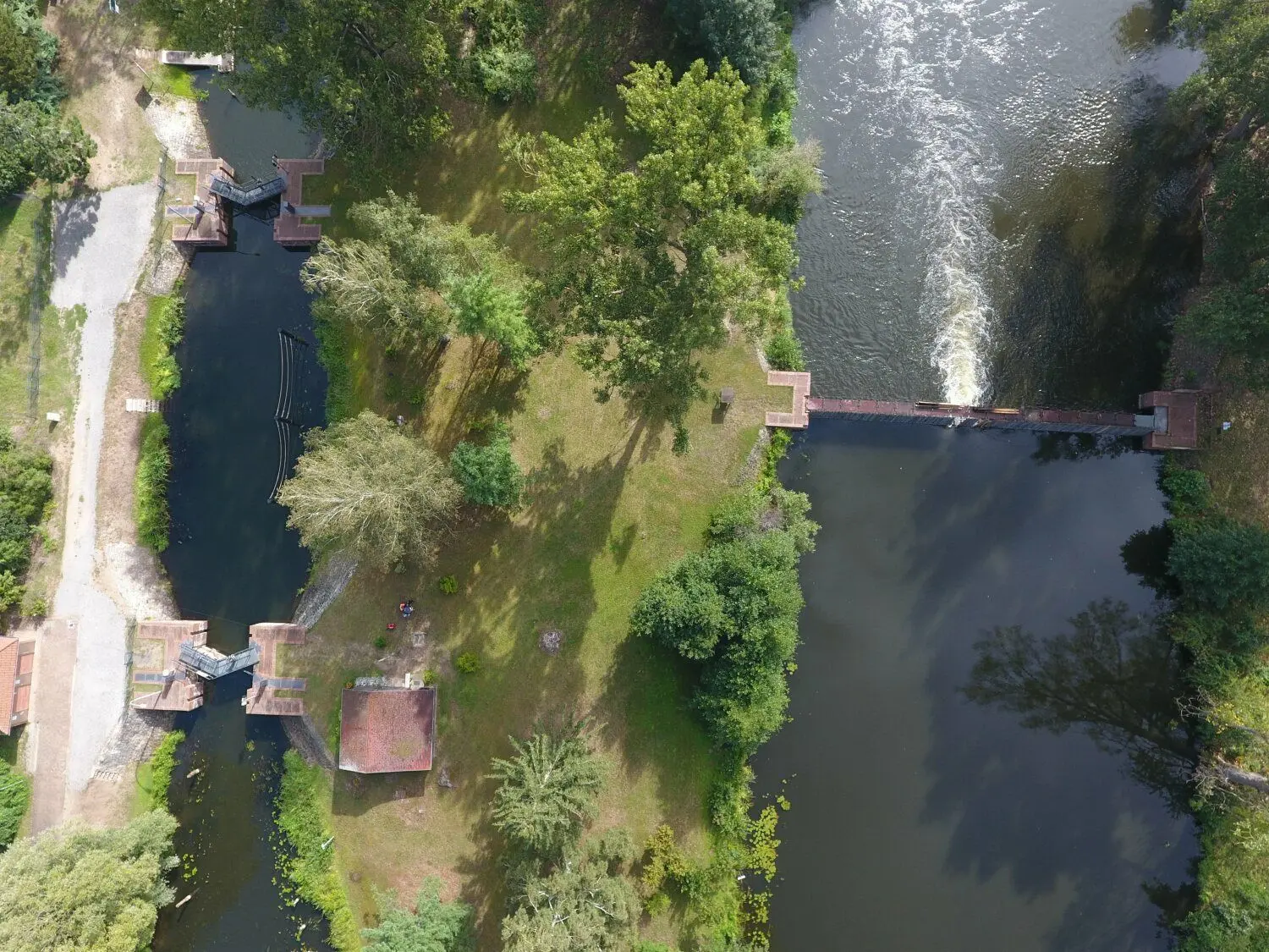 Eine Luftaufnahme zeigt die aktuelle Situation: die Kesselschleuse, die Insel in der Spree und rechts das Nadelwehr.
