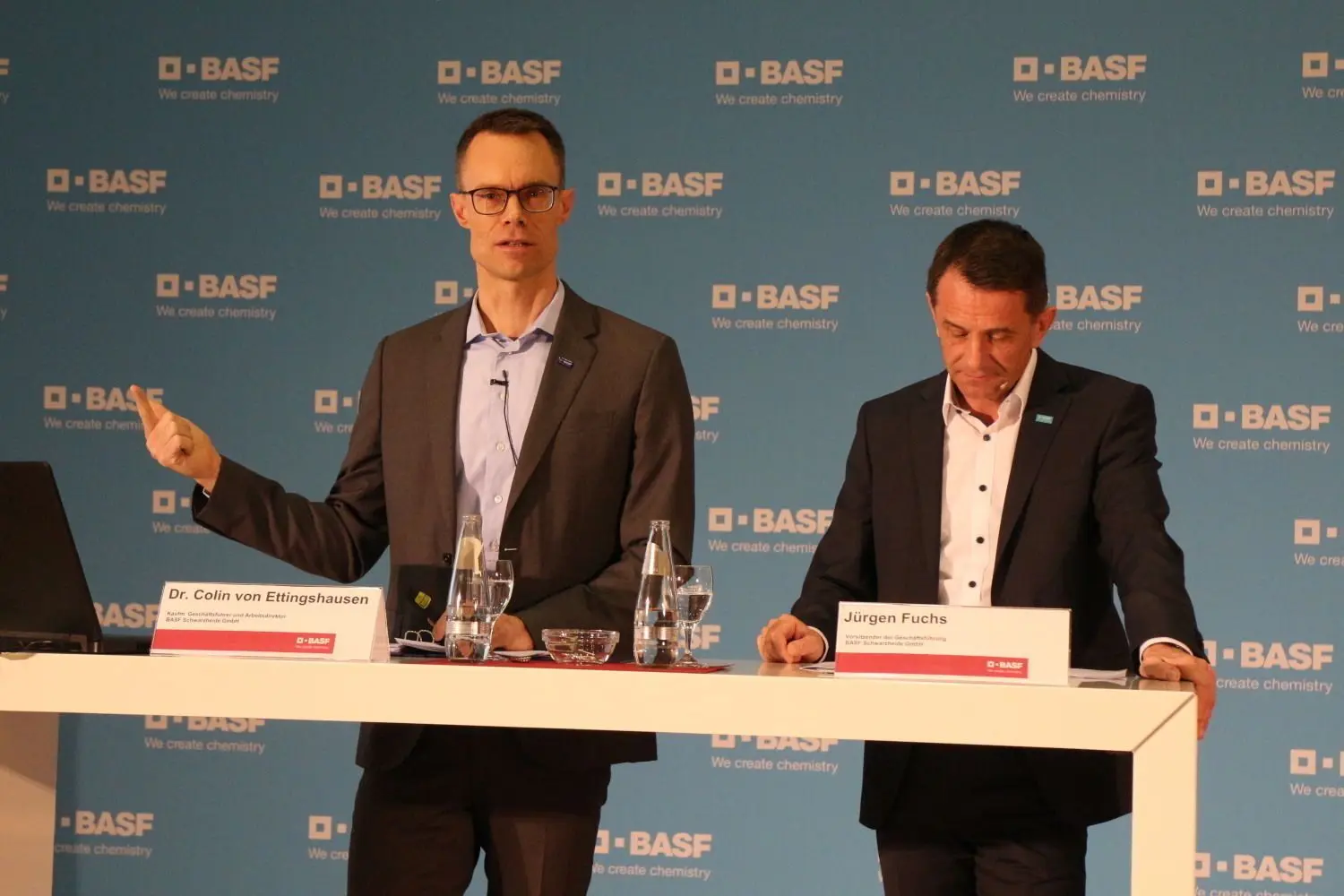 Jürgen Fuchs (r.), Vorstandsvorsitzender der BASF Schwarzheide GmbH und Dr. Colin von Ettingshausen, BASF-Arbeitsdirektor.
