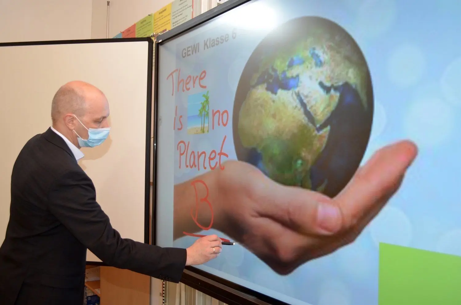 Schulmanager Axel Meier schreibt auf einem Smartboard. Fünf solcher digitalen Tafeln und 26 Tabletcomputer hat die Evangelische Grundschule in Lübben vom Träger der Einrichtung zur Verfügung gestellt bekommen.