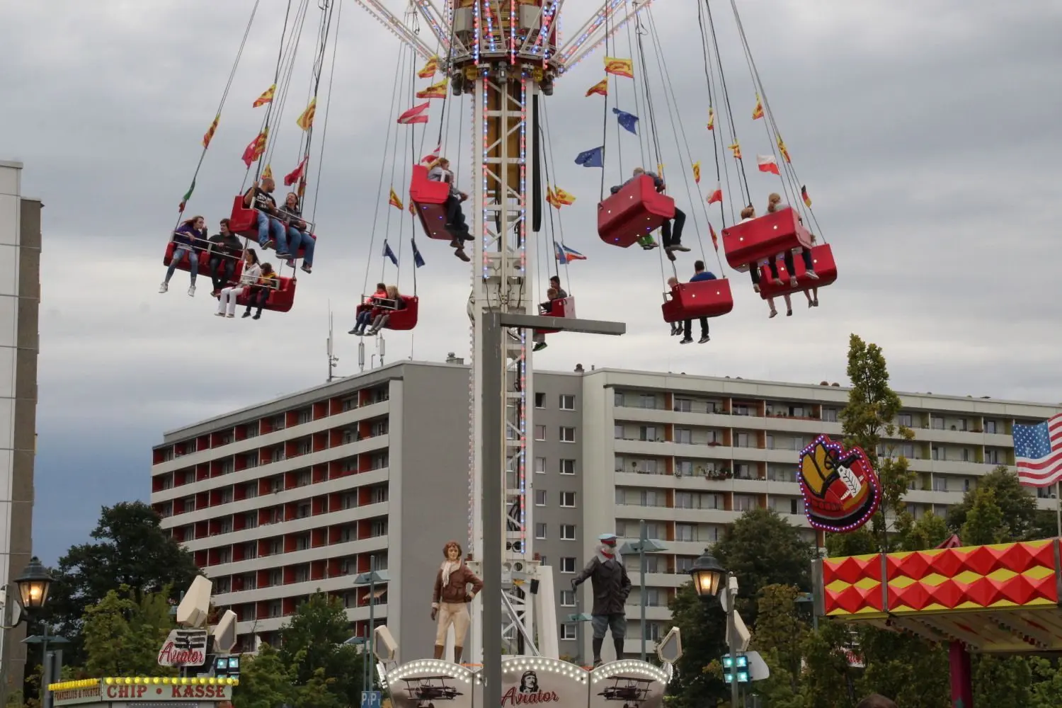 Ein Stadtfest gibt es in Hoyerswerda in diesem Jahr nicht – aber die Schausteller rücken mit Karussells und Losbuden zum Jahrmarkt an.