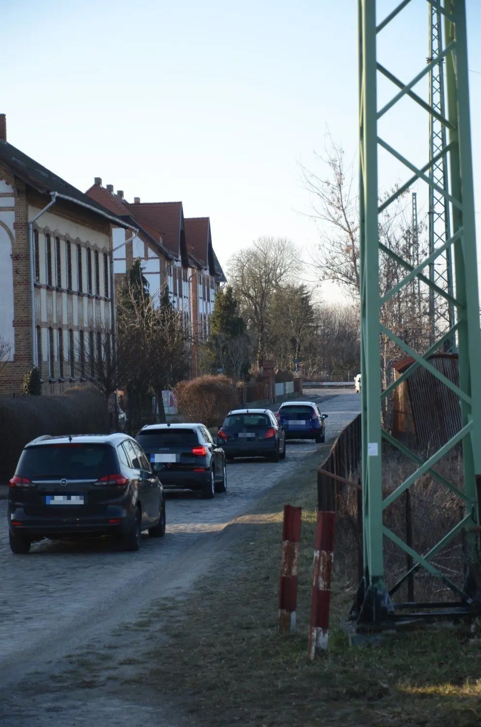 Engstelle Güterbahnhofstraße. Zwischen Wohnbebauung und Bahnanlagen muss die neue L 49 hindurch geführt werden.