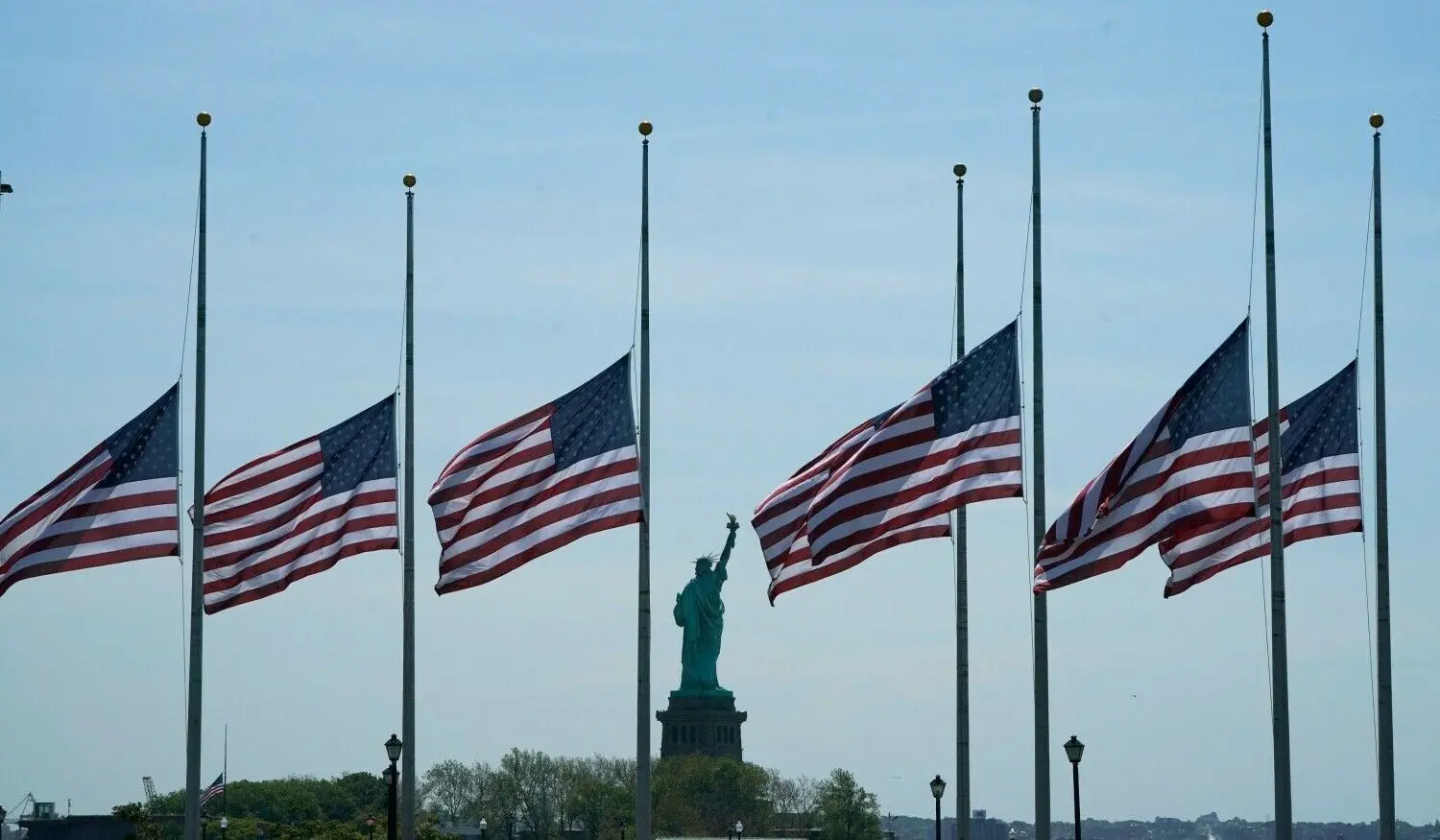 Entsetzen nach Massaker in den USA: Nach dem Amoklauf an einer Grundschule im US-Bundesstaat Texas hängen die Flaggen in ganze Amerika auf Halbmast. Bei dem Massaker sind 19 Kinder und zwei Lehrer getötet worden. 