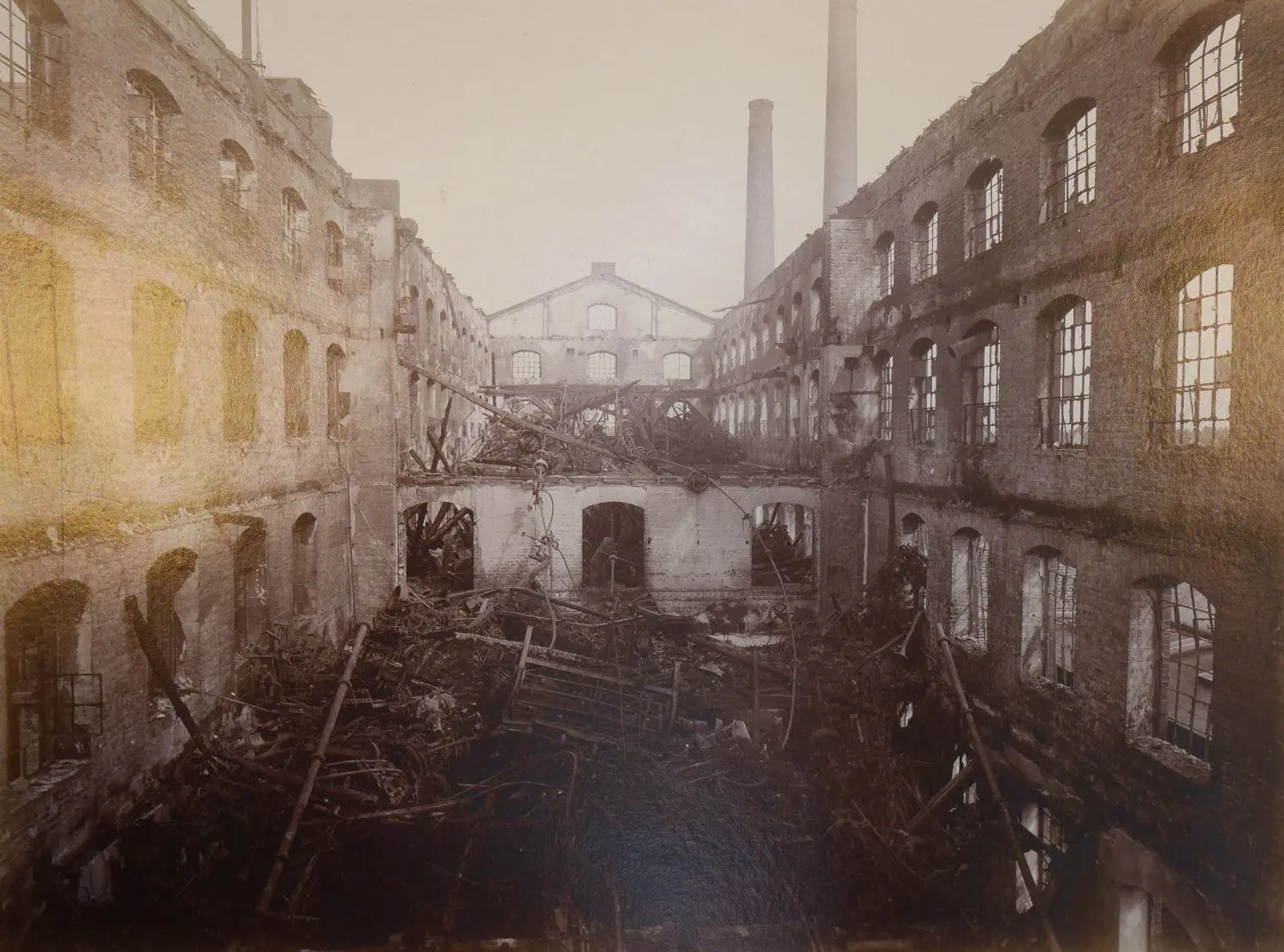 Nicht mehr viel übrig von der Fabrik ist nach dem Brand vom August 1898.