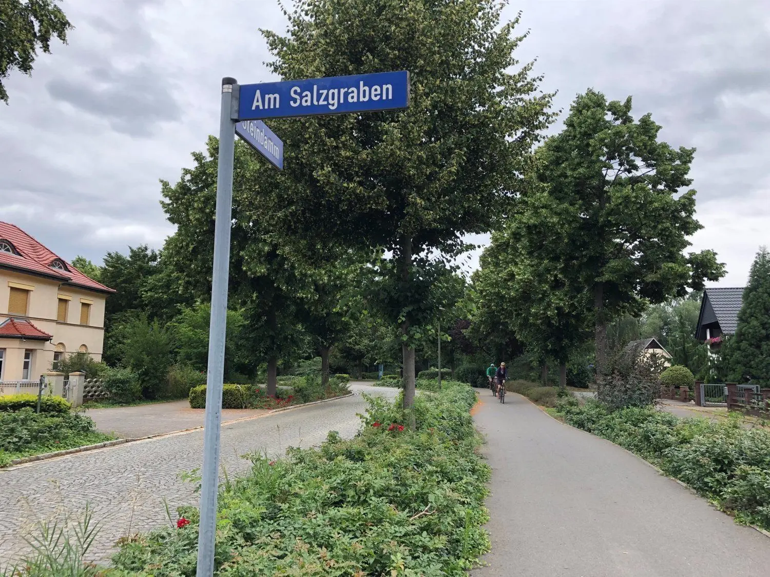 Anwohner der Straße am Salzgraben sind verärgert. Der Abfall kann nicht mehr wie bisher abgeholt werden.