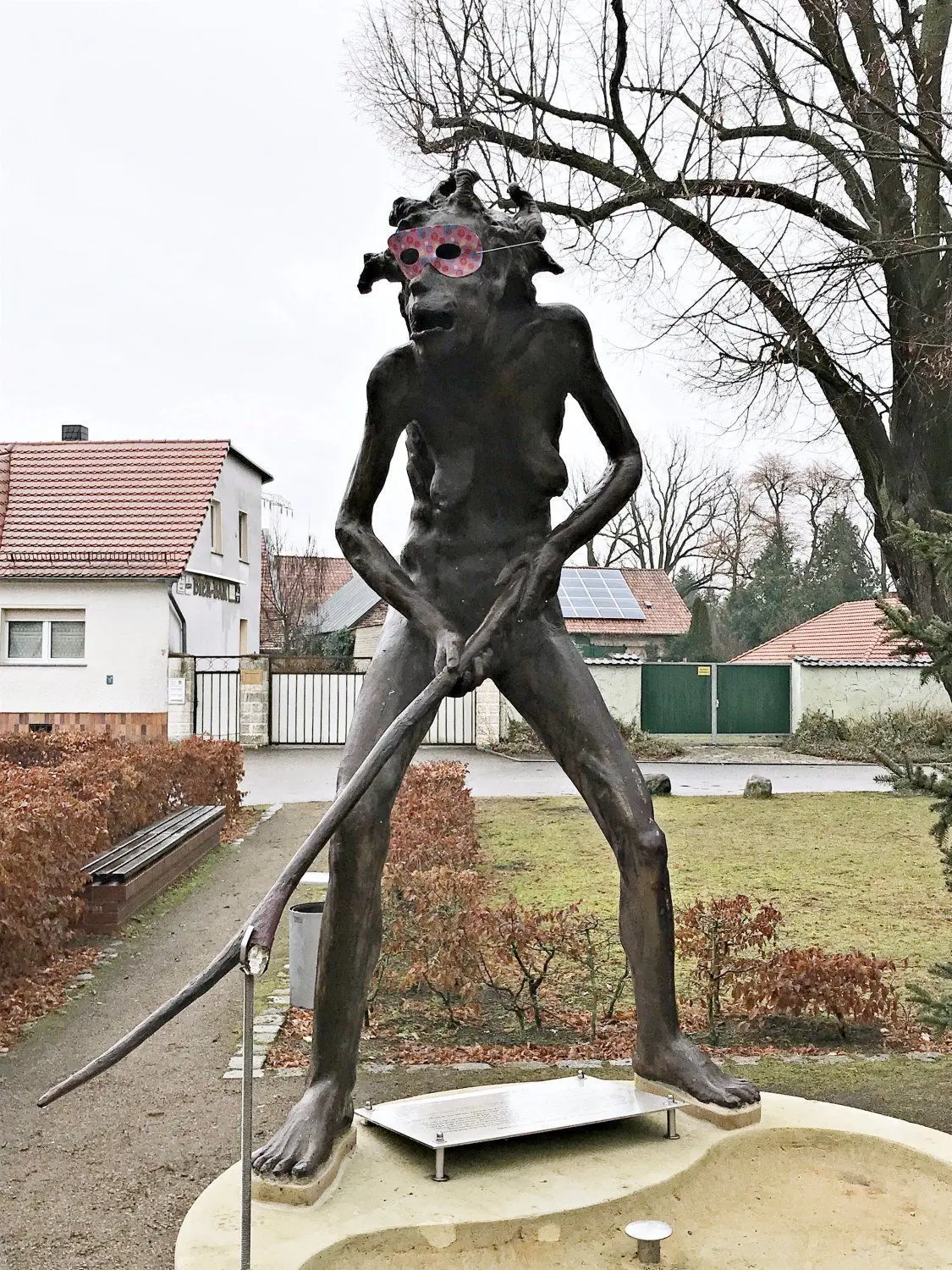 Die Schwarze Frau auf dem Dorfanger in Massen ist erneut beschädigt worden. Unbekannte haben ihr einen Gabelzinken abgetrennt. Die Karnevalsmaske hat sie aber offenbar von einem närrischen Freund bekommen.
