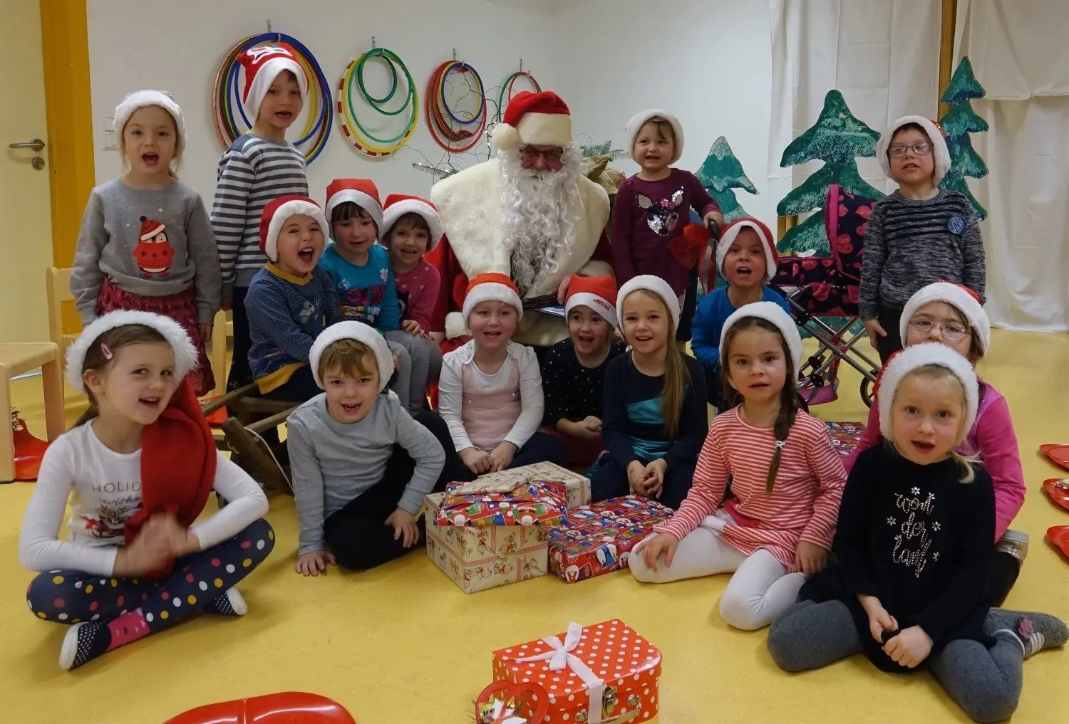 Die Mädchen und Jungen der Bunten Gruppe der Kita Sonnenschein in Weißwasser sind vom Weihnachtsmann reich beschenkt worden.