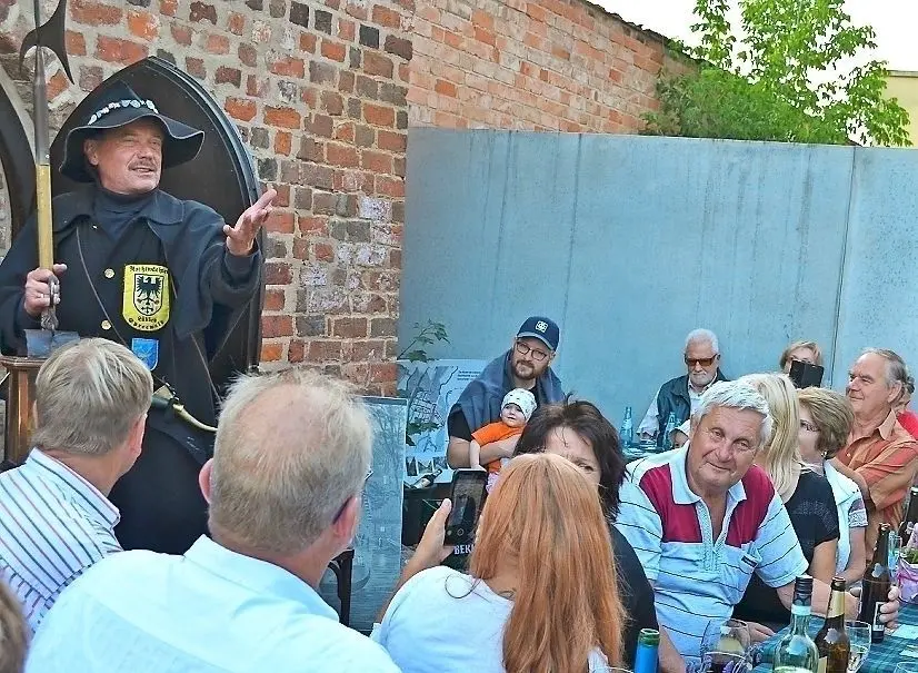 Frank Selbitz versteht es, die Leute mit seinen Versen zu begeistern. Der 60-Jährige feiere kürzlich sein 25-Dienstjubiläum als Lübbener Nachtwächter.