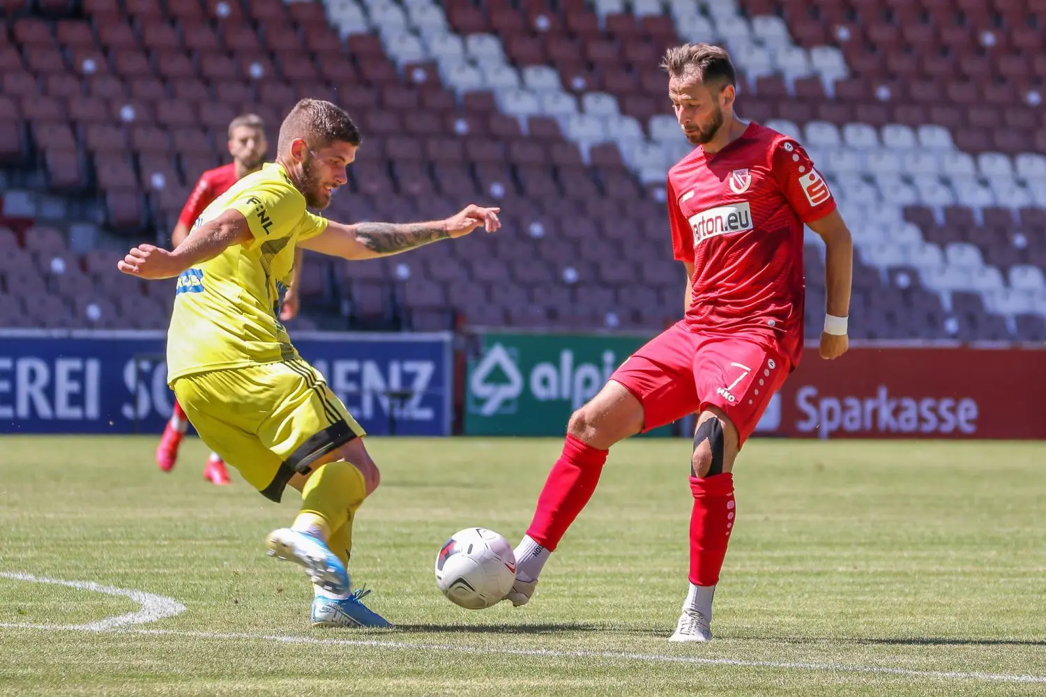 FCE-Neuzugang Max Kremer (r.) kam gegen Varnsdorf zu seinem Debüt im Trikot von Energie Cottbus.