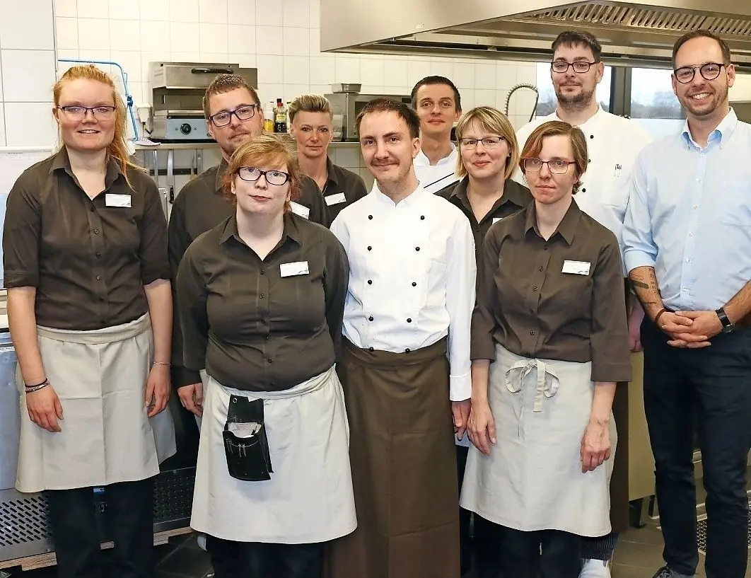 Tourismuspreis 2019 des Landes Brandenburg in der Landesvertretung Brandenburg beim Bund an den Luther-Pass - verliehen von Wirtschaftsminister Jörg Steinbach (3.v.r.) und Staatssekretär Hendrik Fischer (r.), hier mit Elbe-Elster-Landrat Christian Heinrich-Jaschinski (2.v.l.) und Luther-Pass Erfinderin Janine Kauk (3.v.l.).