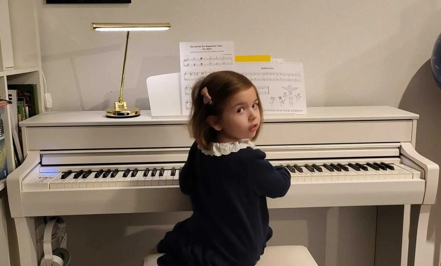 Die kleine Liv lernt Klavier spielen.