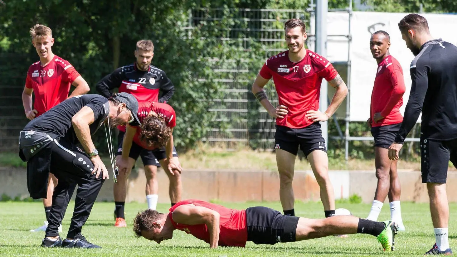 Es herrscht Vorfreude auf die neue Saison bei Trainer Claus-Dieter Wollitz und dem Team von Energie Cottbus. Auch ein Spaß im Training gehört dazu.