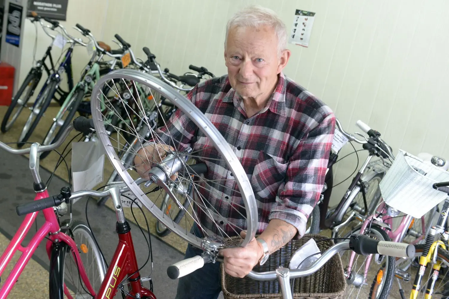 Eine runde Sache: Hubert Schrade (79), Inhaber vom gleichnamigen Fahrradfachgeschäft Schrade in Großräschen, setzt nebem dem Verkauf vor allem auf Serviceangebote wie zum Beispiel neue Reifen.