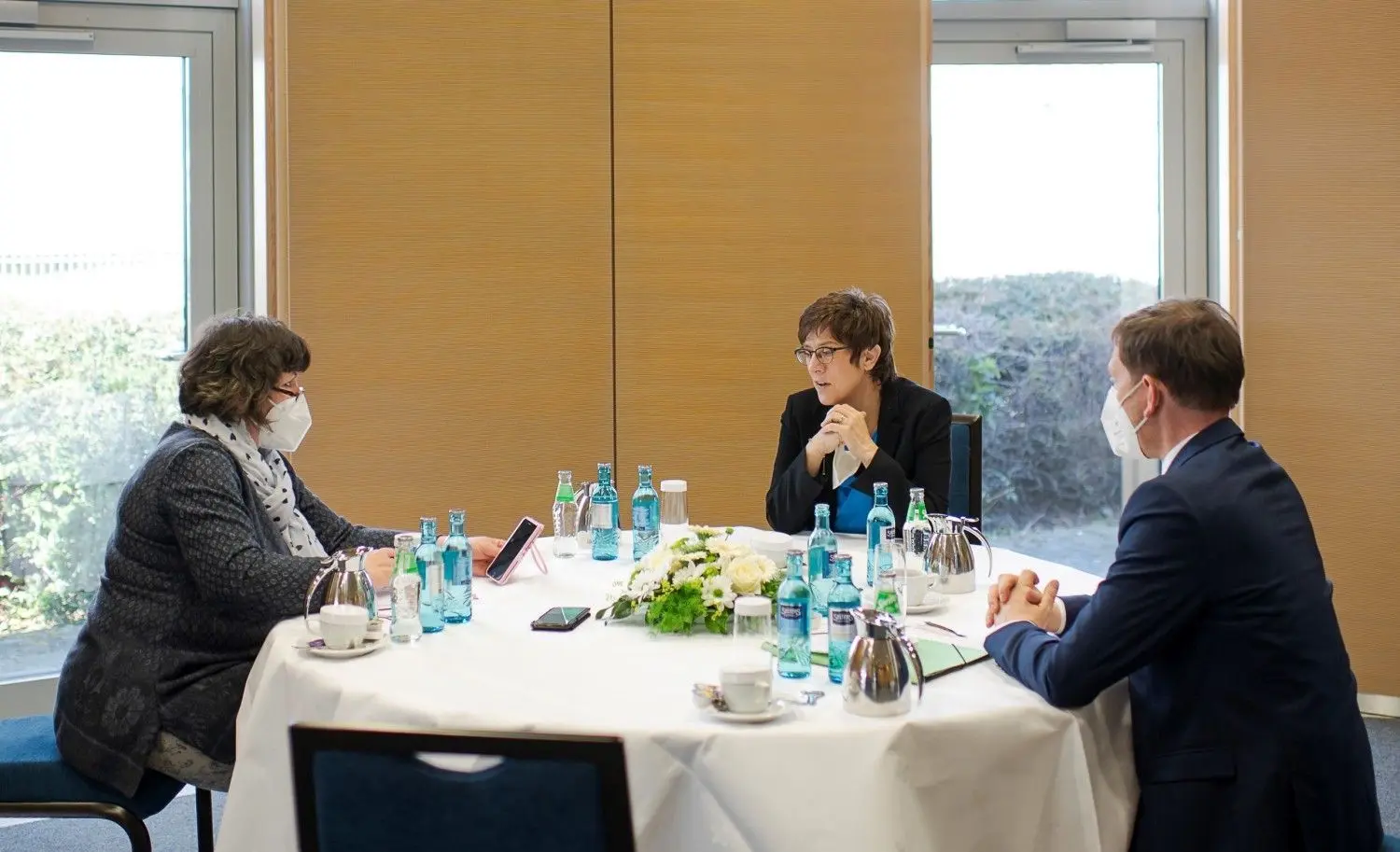 Annegret Kramp-Karrenbauer (CDU), Bundesministerin der Verteidigung, Michael Kretschmer, Ministerpräsident von Sachsen, sind in Boxberg im Gespräch mit Rundschau-Reporterin Regina Weiß (l.)