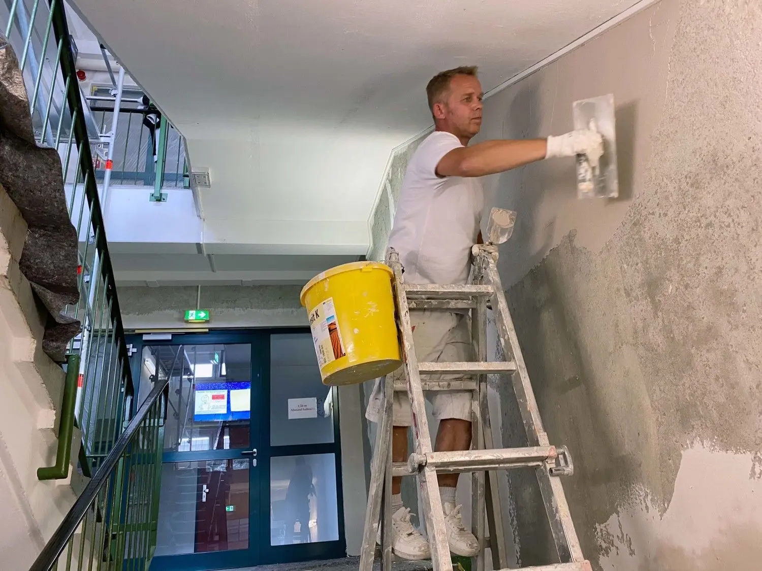 In der Schmellwitzer Oberschule verputzt Dariusz Grzeskoviak vom Unternehmen Malermeister Kuhlmann aus Döbbrick einen Flur. Frische Farbe gibt es für die Wände auch noch.