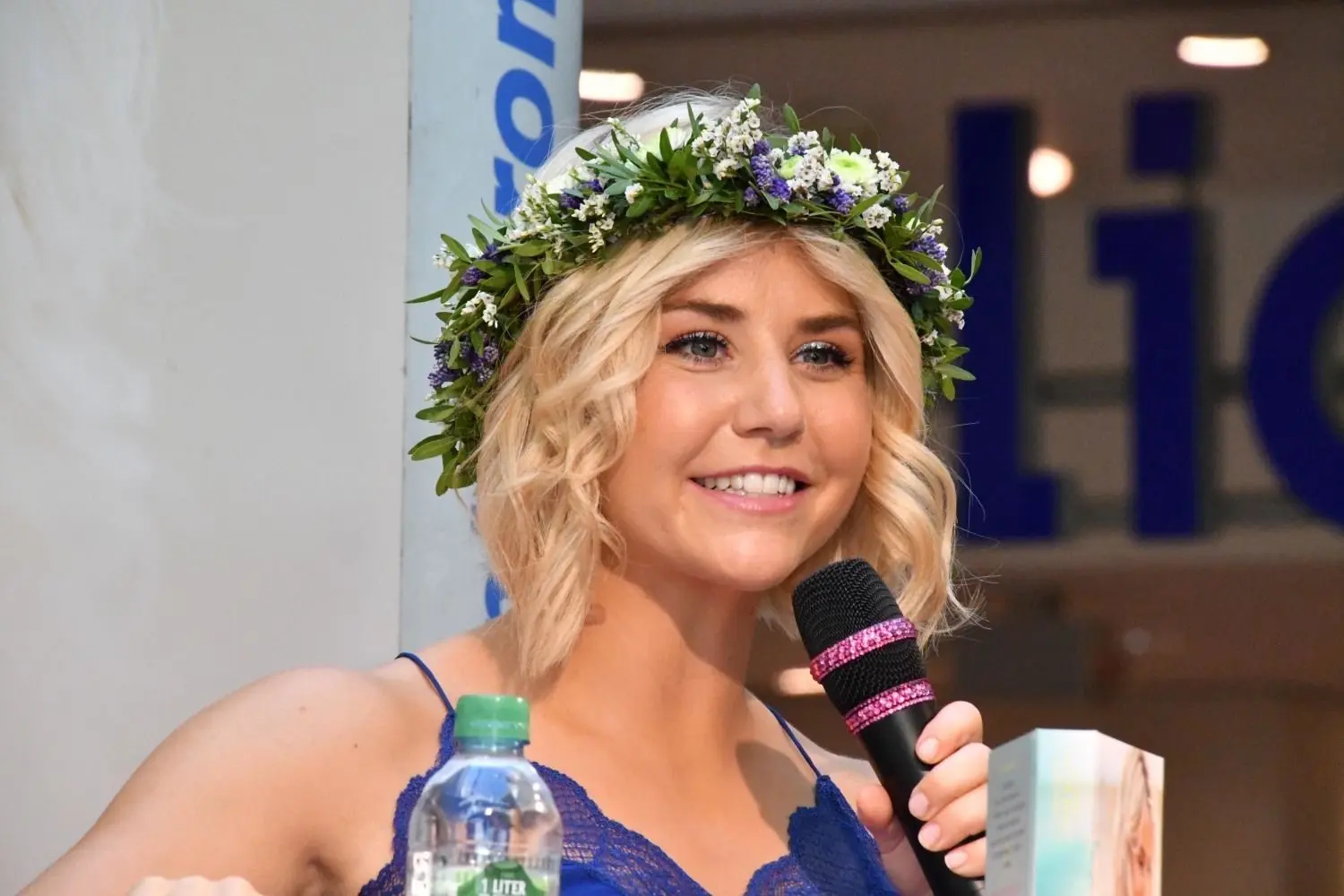 Beatrice Egli ganz „natürlich!“ im Blechen-Carré. So präsentierte sie sich im Juni 2019 bei einer Autogrammstunde. Hunderte Fans ließen sich die Gelegenheit nicht entgehen.