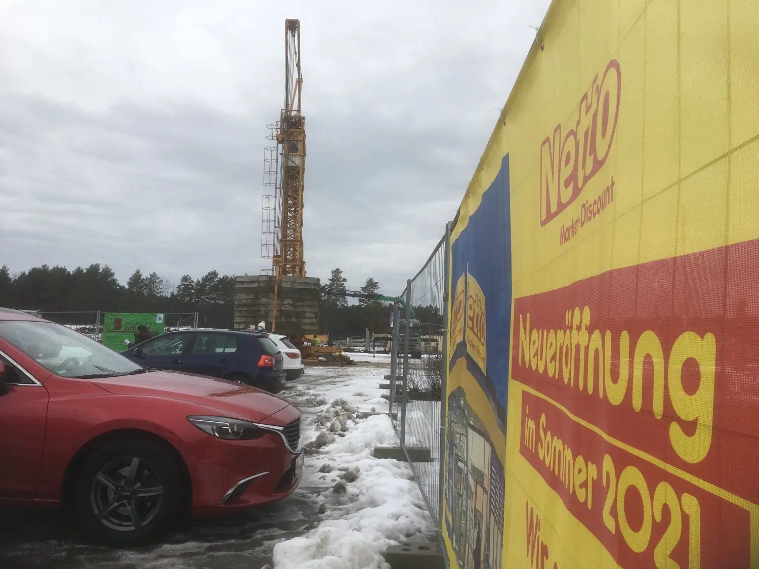 Netto kündigt an der Baustelle seine neue Filiale an. Die meisten Läden des alten Einkaufszentrums an der Mittelstraße standen jahrelang leer. Vor dem Neubau sind die alten Gebäude abgerissen worden.