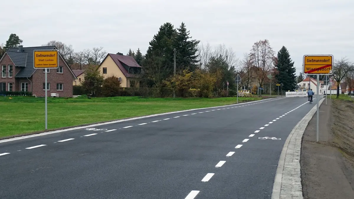 Der lang ersehnte Radschutzstreifen reicht bereits bis an Gießmannsdorf. Nun soll er in der Ortsdurchfahrt fortgesetzt werden. Das wird im Zuge der Sanierung der B 96 realisiert.
Der erste Bauabschnitt zur Sanierung der B96 ist abgeschlossen. Im Zuge der baumaßnahme wird auch ein beidseitiger Radfahrstreifen entlang der Fahrbahn geschaffen.