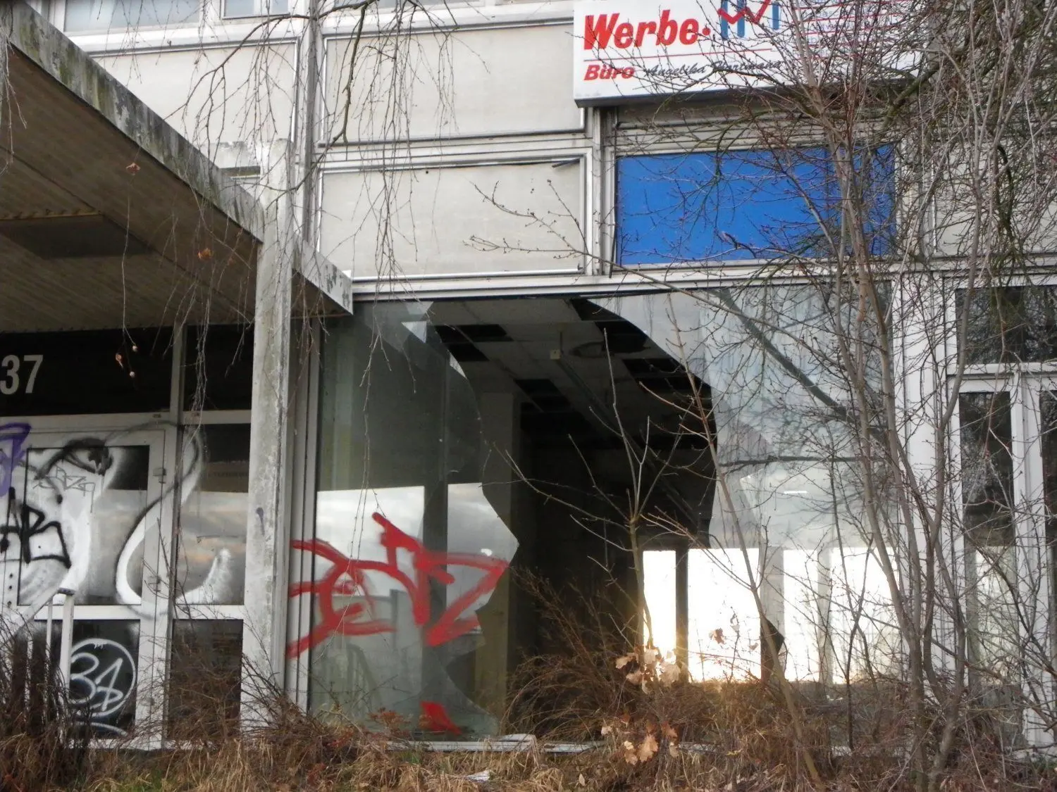 Das „Blaue Wunder“ ist innen wie außen von massivem Vandalismus gekennzeichnet.