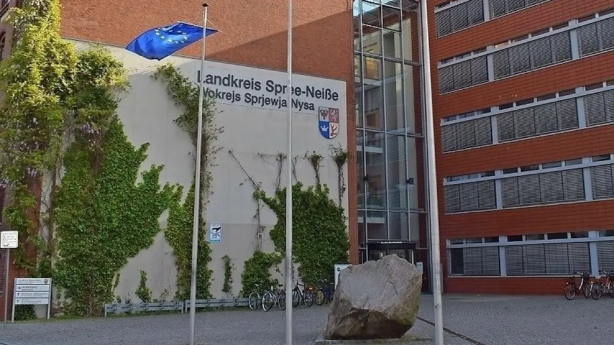 Wer hat im Großen Saal des Landratsamtes künftig das Sagen? Zumindest hat die AfD eine starke Stimme. ⇥
Das Forster Kreishaus.