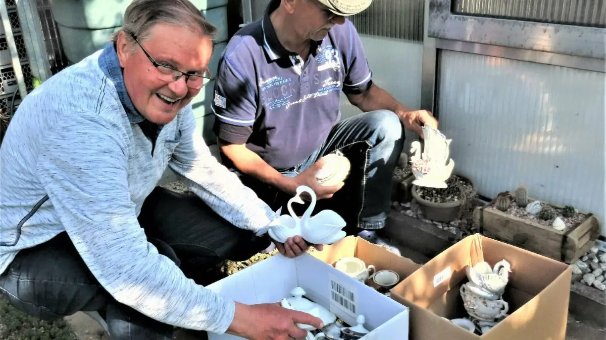 Mehrere Gefäße suchen noch Pflanzen. Erstanden hat sie Harald Köppen (r.) auf Flohmärkten. Auch Kakteenzüchter Detlef Hockun entdeckt Bepflanzenswertes.
Brandenburg, Spremberg Spremberg: Kakteenzüchter Spremberg: Mehrere Gefäße suchen noch Pflanzen. Erstanden hat sie Harald Köppen auf Flohmärkten. Auch Kakteenzüchter Detlef Hockun entdeckt Bepflanzenswertes.