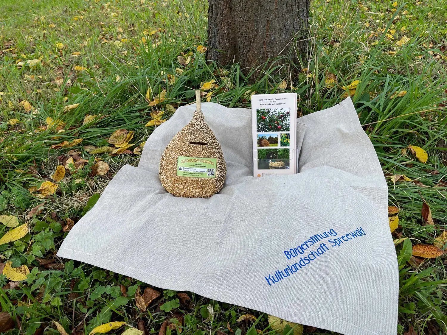 Der Spendenschober taucht häufig auf, wenn es um die Bürgerstiftung Kulturlandschaft Spreewald geht: ein Mini-Heuschober als Spardose.
