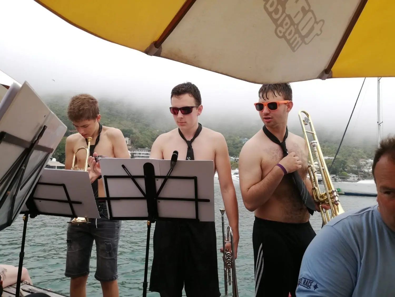 Dienstkleidung mal anders und bisher einmalig. Auf einer Yacht haben die Musiker ein kleines Konzert in Badesachen und Uniformschlips gegeben.