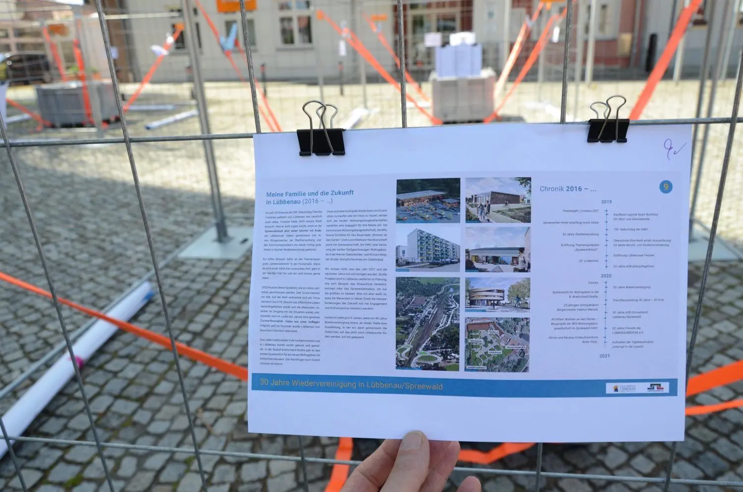 Eins der insgesamt fünf Bauzaun-Quadrate auf dem Lübbenauer Kirchplatz.