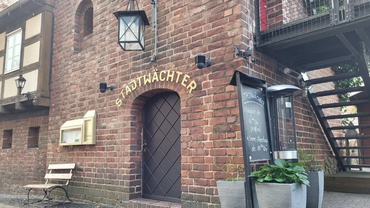 Das Restaurant „Stadtwächter“ befindet sich in der mehr als 600 Jahre alten Stadtmauer von Cottbus.
Außenansicht Stadtwächter Cottbus