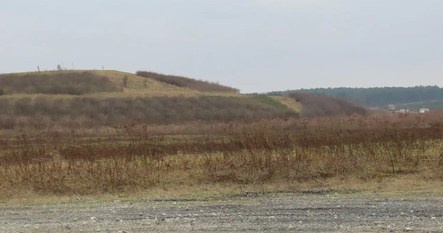 Besonders mächtig wirkt der Deponiekörper in Cantdorf an der B 97.