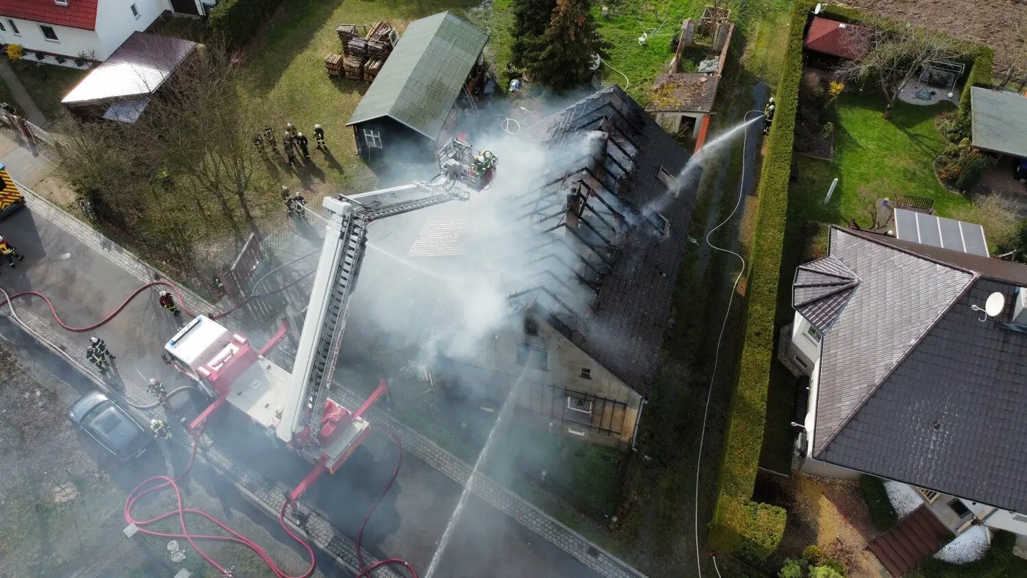 Das Haus in der Gemeinde Werben ist nicht mehr bewohnbar. Warum das Feuer ausbrach, war laut Polizei noch unklar.