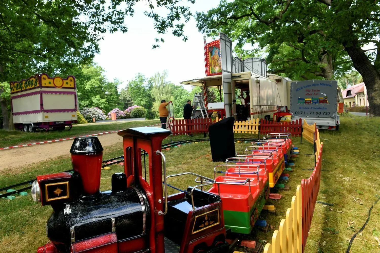 Im Kromlauer Park hat der Aufbau der Fahrgeschäfte für das 56. Park- und Blütenfest begonnen.
