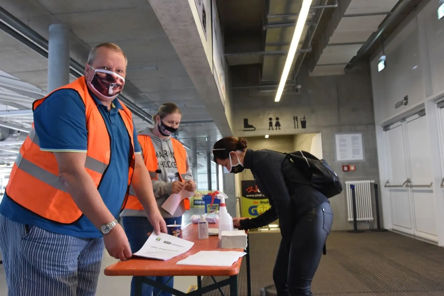 Der Hygieneplan regelt den Trainingsbetrieb der Nachwuchs- und Freizeitmannschaften, den Schulsport und die Kurse der Laufgruppe. Eine  Zutrittskontrolle erfolgt mit namentlicher Erfassung der Besucher durch Vertreter der Eltern.