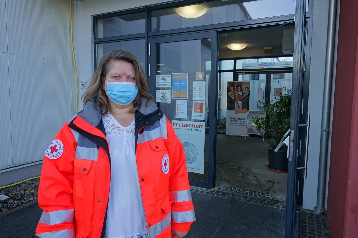 Silke Seeliger ist Leiterin des Impfzentrums Löbau. Seit 29 Jahren ist sie beim DRK, packt an und nimmt so manches auch mit Humor.