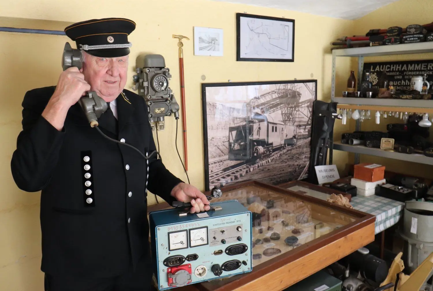 Zu der Sammlung von Reinhard Dittmann aus Plessa gehören auch alte Telefone und Messgeräte.