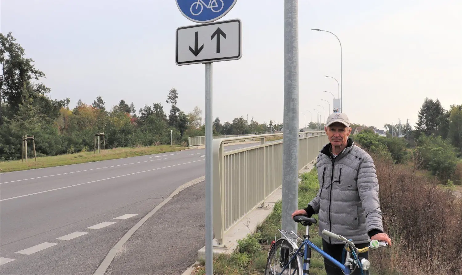 Der Stadtverordnete und passionierte Radfahrer Bernd Raum auf der neuen Bahnüberführung in Elsterwerda. Für auf die B 101 abbiegende Kraftfahrer aus Richtung Polizei/Feuerwehr ist das Brückengeländer aus diesem Blickwinkel wie eine Wand. Radler werden sehr spät erkannt.