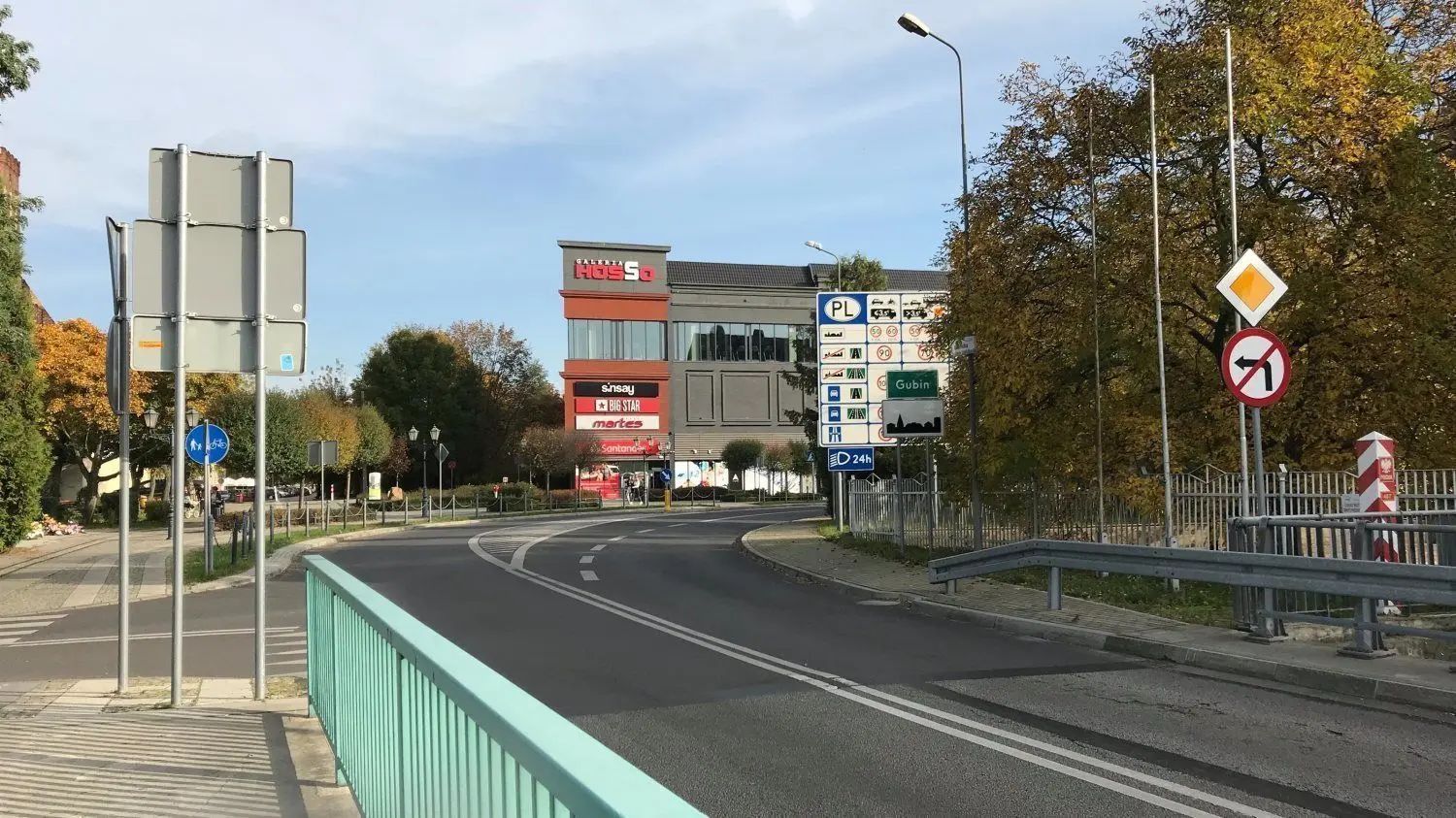 Die deutsch-polnische Grenze in Guben und Gubin mit Blick auf die polnische Galeria Hosso.