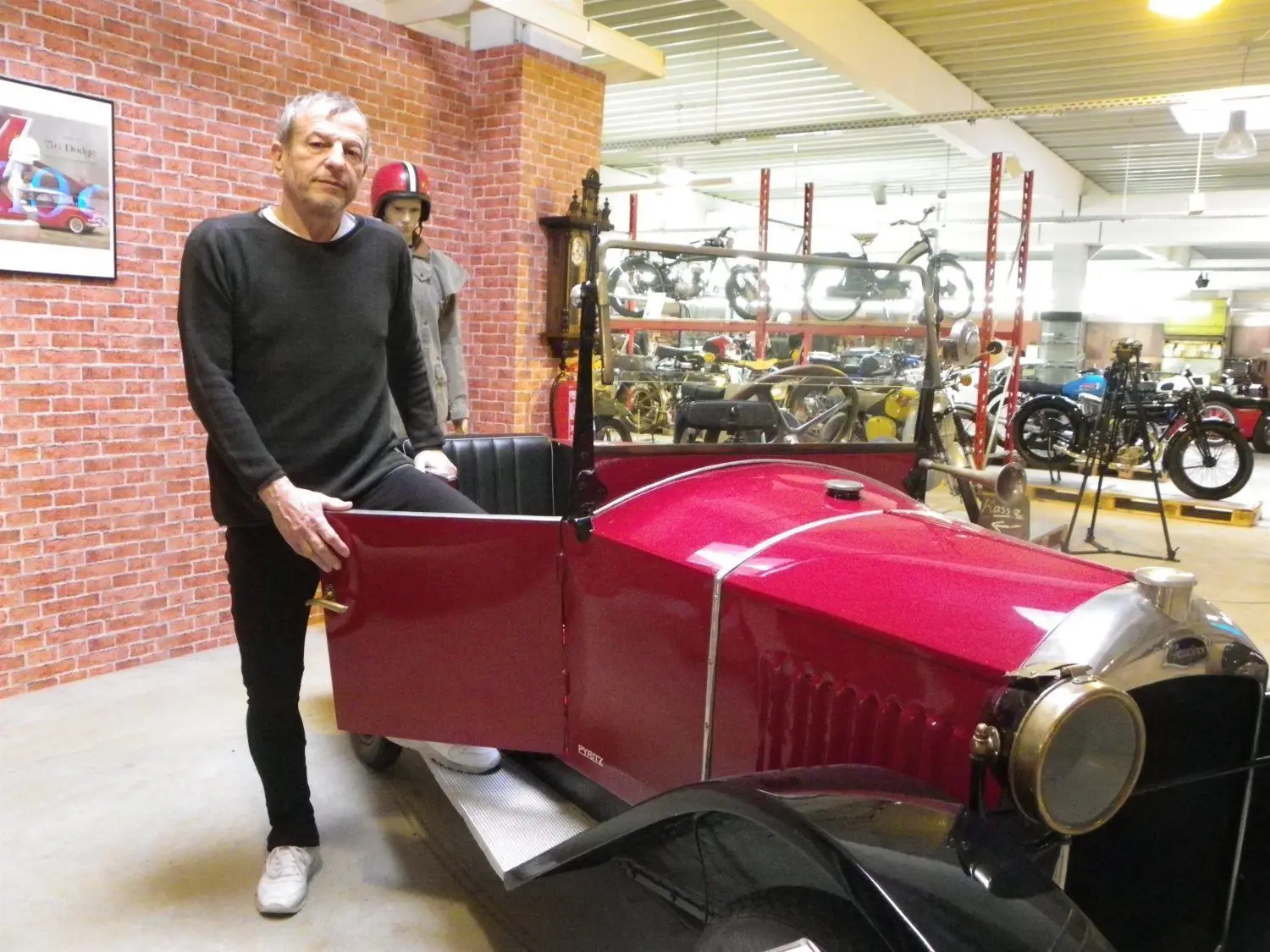 Frank Pritzsche, Vorsitzender des Oldtimerclubs Guben, vor dem ältesten Exponat des Museum, einem Peugeot aus dem Jahr 1924.